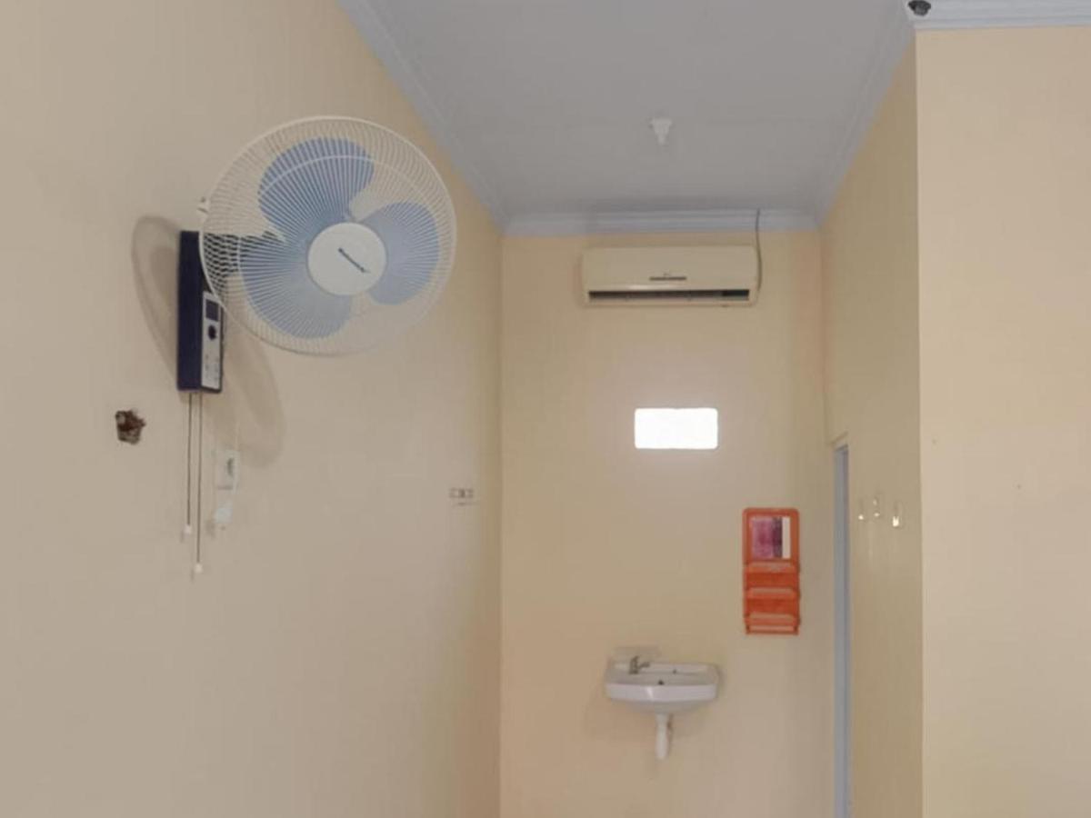 Zulfina Homestay Syariah Mitra Reddoorz Баньюванги Экстерьер фото