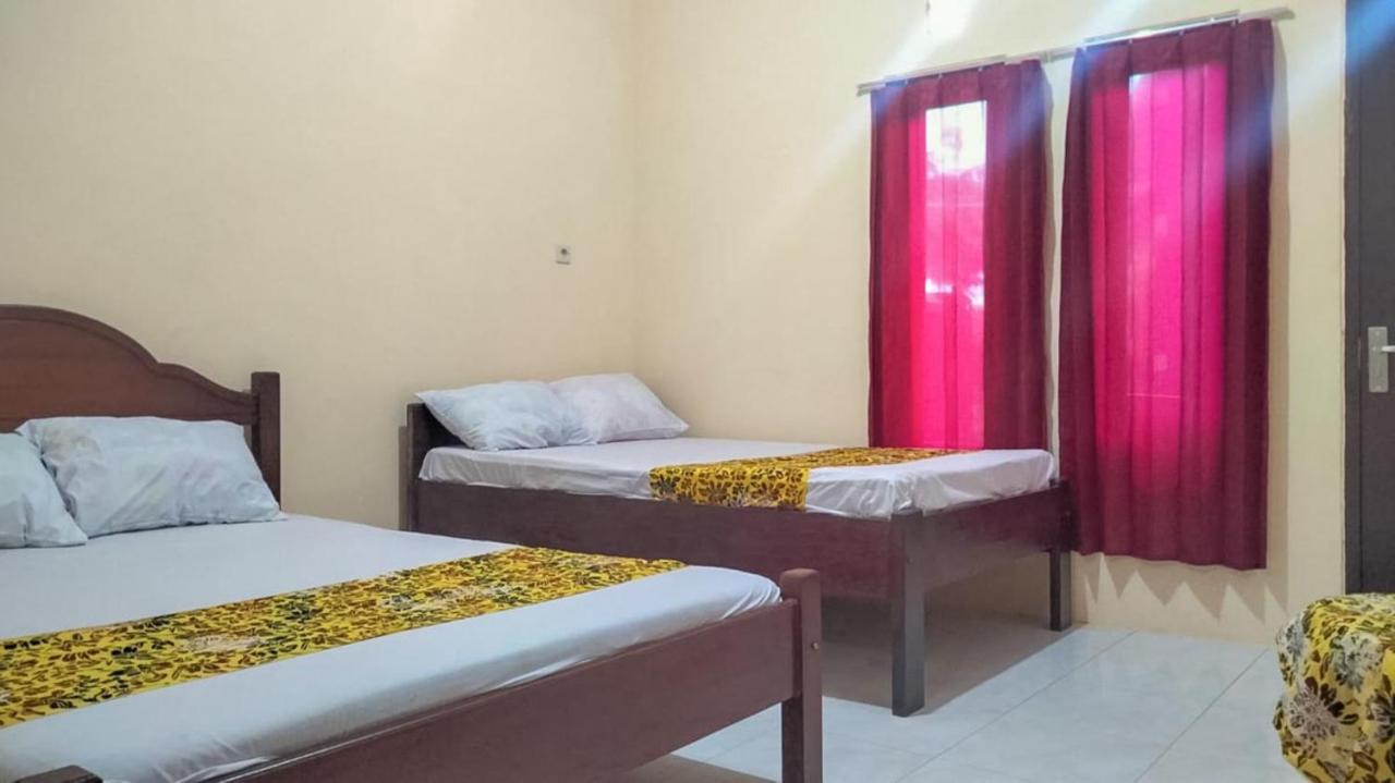 Zulfina Homestay Syariah Mitra Reddoorz Баньюванги Экстерьер фото
