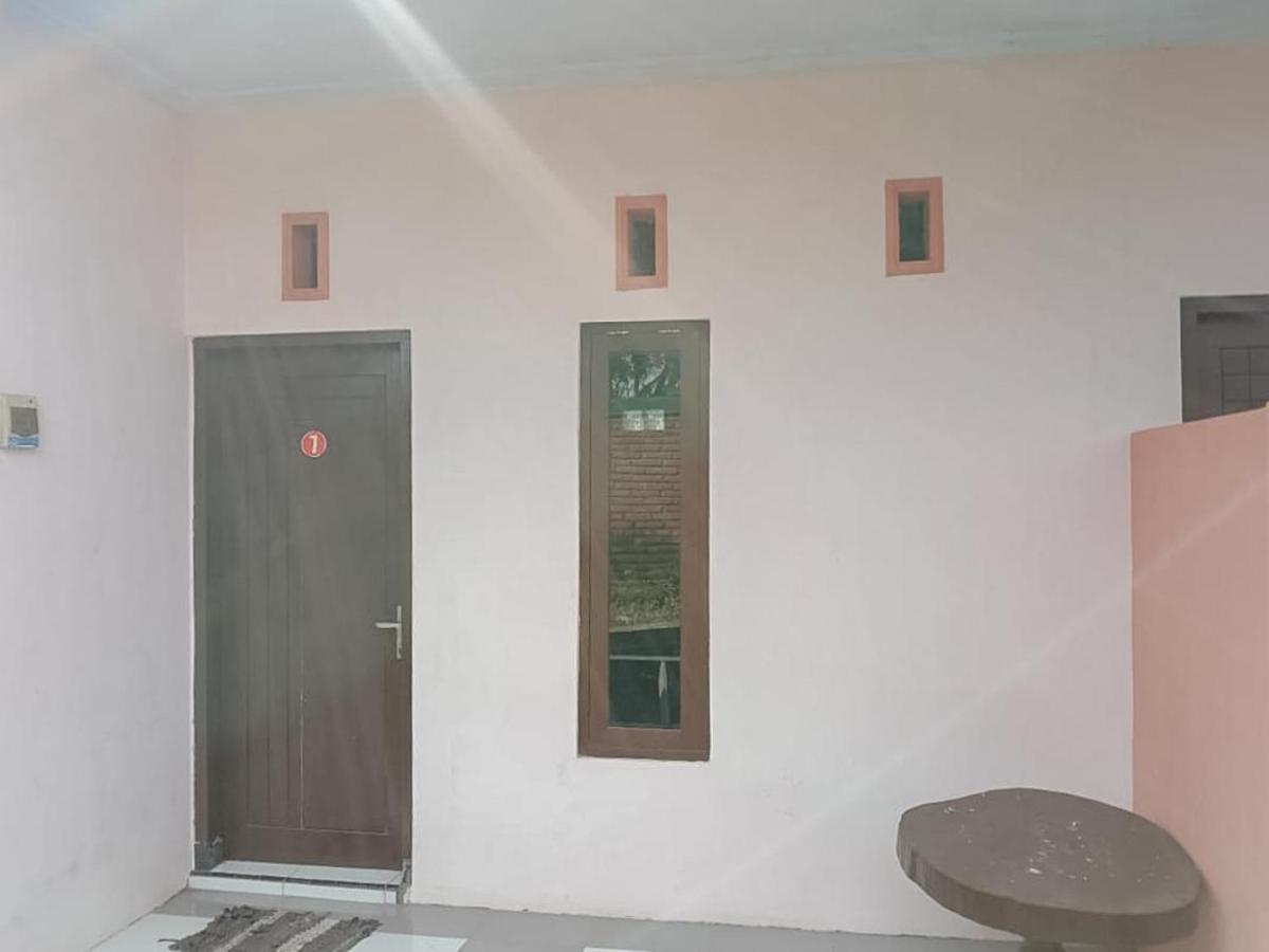 Zulfina Homestay Syariah Mitra Reddoorz Баньюванги Экстерьер фото