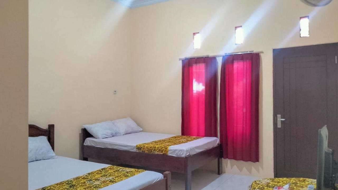 Zulfina Homestay Syariah Mitra Reddoorz Баньюванги Экстерьер фото