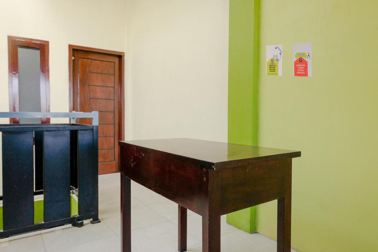 Zulfina Homestay Syariah Mitra Reddoorz Баньюванги Экстерьер фото