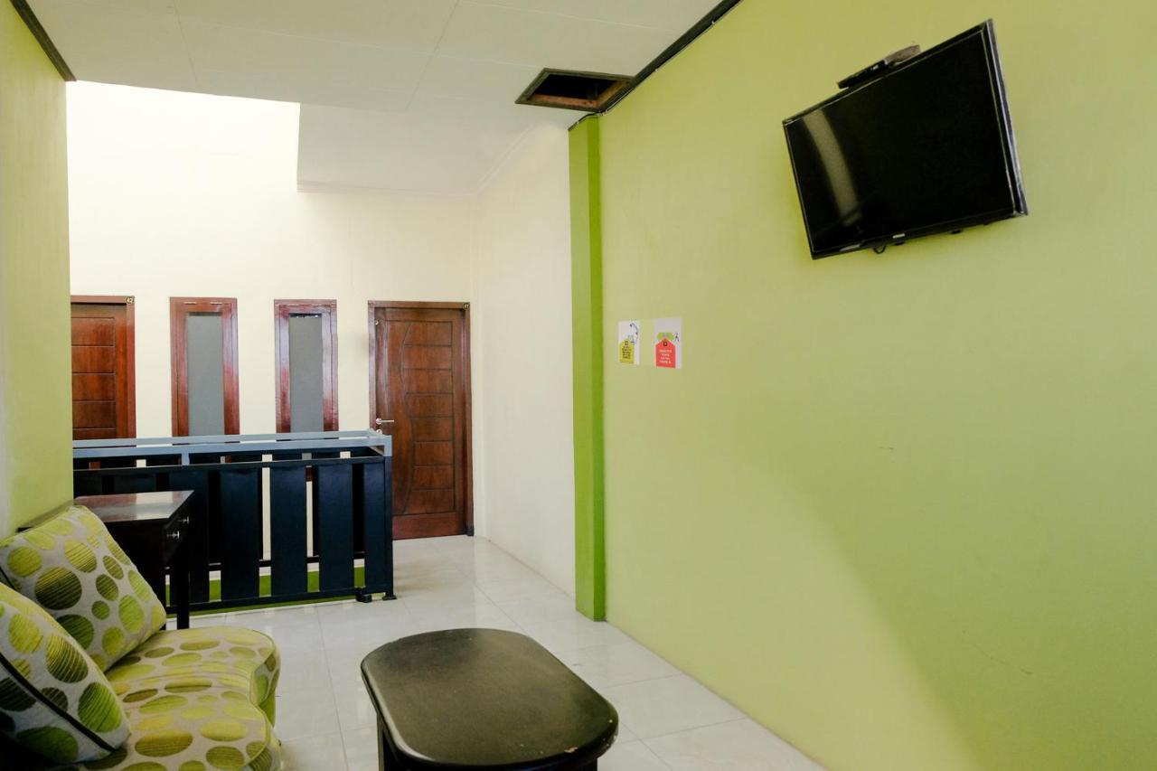 Zulfina Homestay Syariah Mitra Reddoorz Баньюванги Экстерьер фото