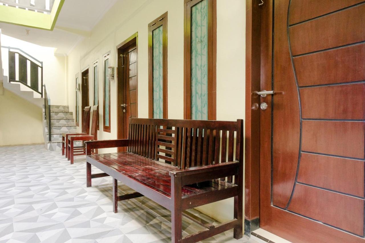 Zulfina Homestay Syariah Mitra Reddoorz Баньюванги Экстерьер фото