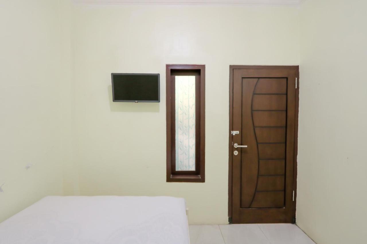 Zulfina Homestay Syariah Mitra Reddoorz Баньюванги Экстерьер фото