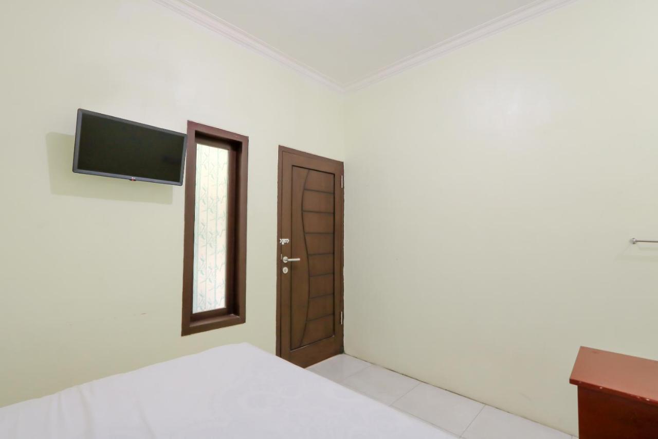 Zulfina Homestay Syariah Mitra Reddoorz Баньюванги Экстерьер фото