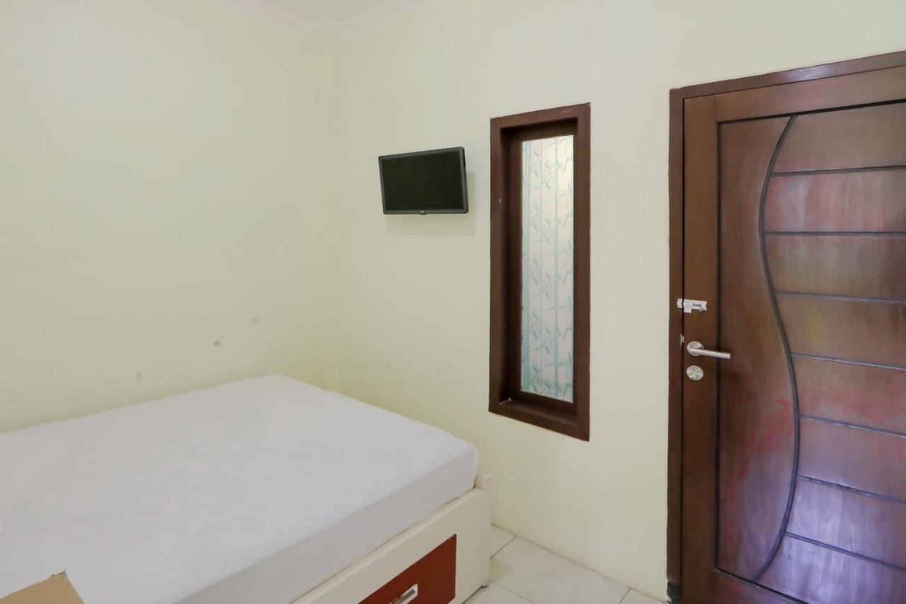 Zulfina Homestay Syariah Mitra Reddoorz Баньюванги Экстерьер фото